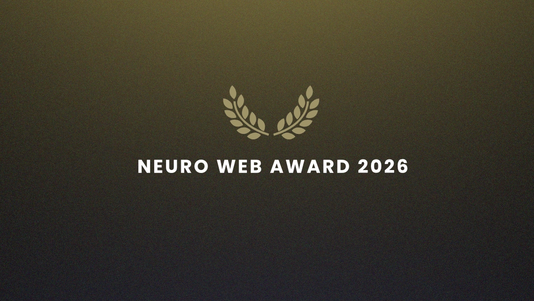 Eine leuchtende, abstrakte Struktur, die an ein neuronales Netzwerk erinnert, vor einem tiefen, dunklen Hintergrund mit sanften Lichtreflexen.